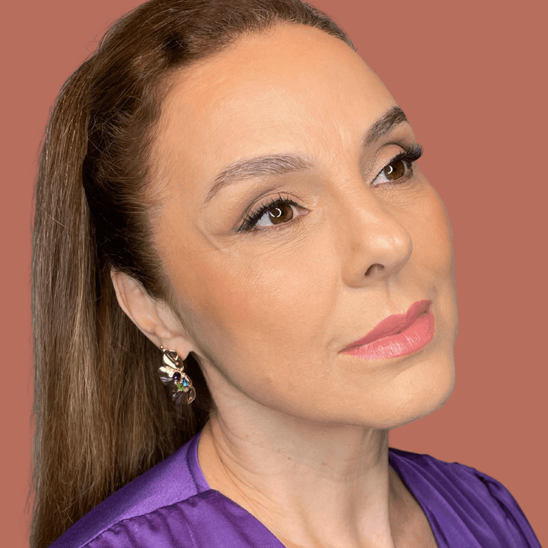 Cliente com maquiagem profissional