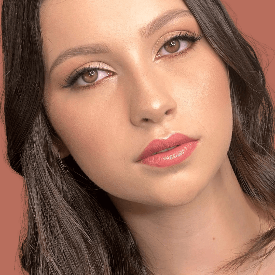 Cliente com maquiagem profissional