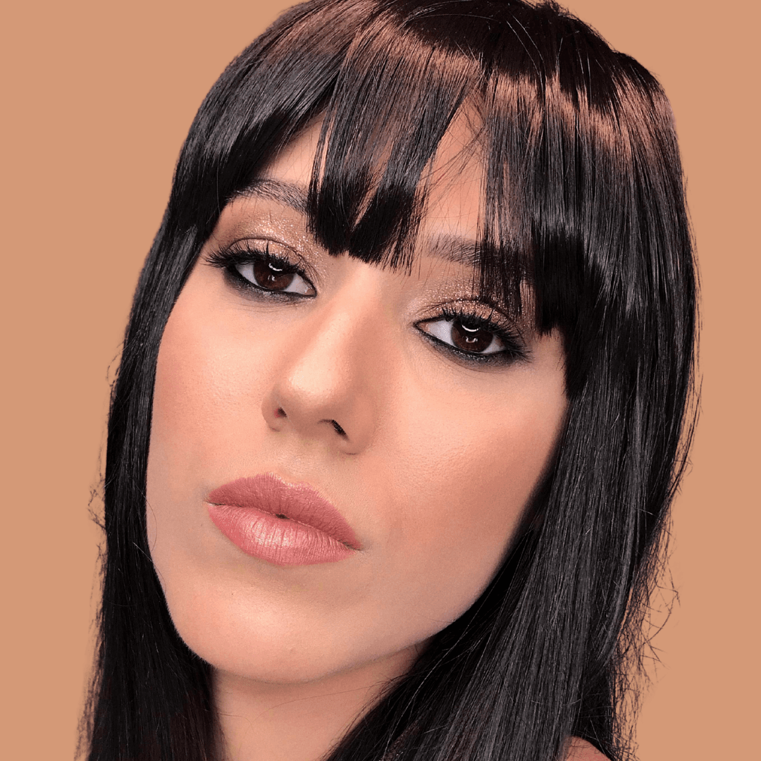 Cliente com maquiagem profissional