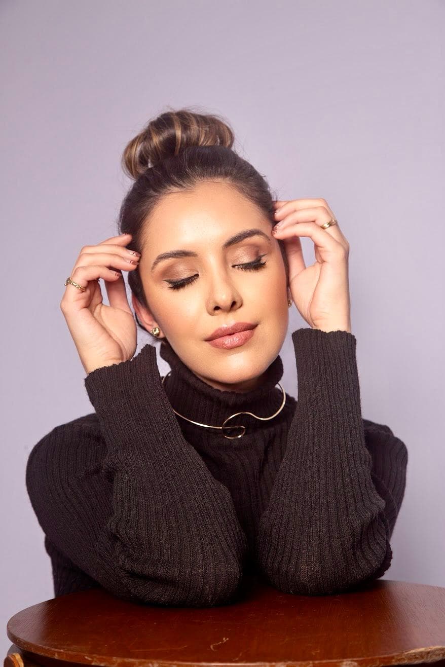 Cliente aprendendo técnicas de automaquiagem