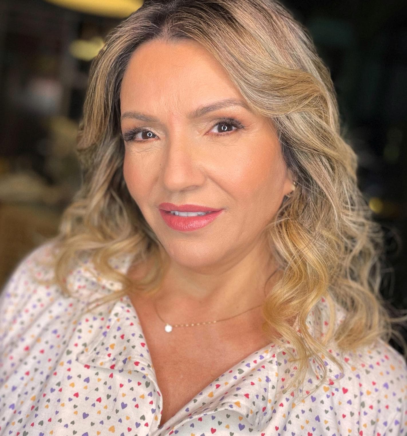 Cliente com maquiagem para evento social